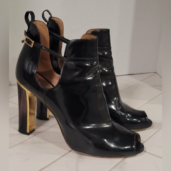 Salvatore Ferragamo Shoes - Authentic Salvador Ferragamo shoes